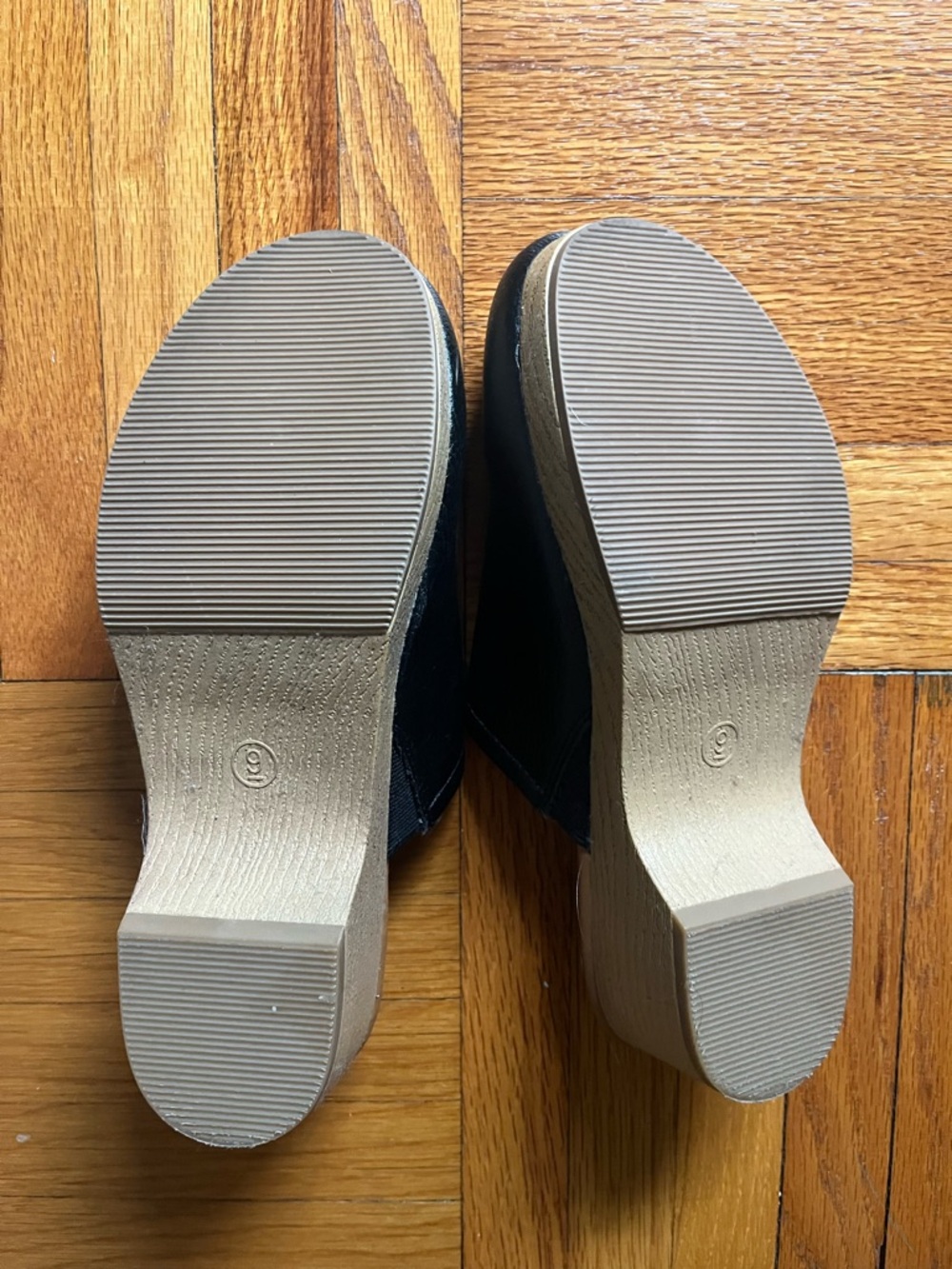 Universal Thread Clogs - Picture 3 of 3